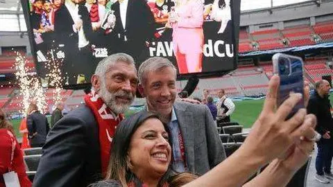 詹姆斯16岁乔丹野球赛展露惊人天赋，却非完美无缺